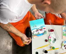 Curso de pintura em tela proporciona conhecimento e resgate social em Penitenciária Industrial de Cascavel