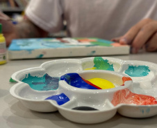 Curso de pintura em tela proporciona conhecimento e resgate social em Penitenciária Industrial de Cascavel