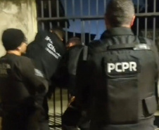 PCPR e PF prendem 12 pessoas foragidas por estelionato no Paraná