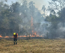 Com bombeiros mobilizados, helicóptero reforça combate a incêndio em Maria Helena