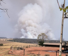 Com bombeiros mobilizados, helicóptero reforça combate a incêndio em Maria Helena