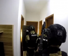 PCPR e PRF prendem 13 pessoas de grupo especializado em roubo de cargas de cigarros