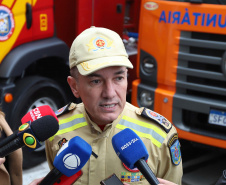  Governador entrega 10 novos caminhões para combate a incêndios 