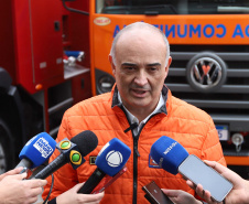  Governador entrega 10 novos caminhões para combate a incêndios 