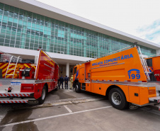  Governador entrega 10 novos caminhões para combate a incêndios 