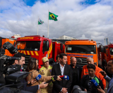  Governador entrega 10 novos caminhões para combate a incêndios 