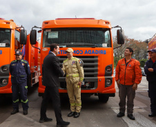  Governador entrega 10 novos caminhões para combate a incêndios 