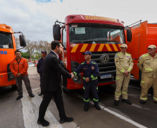  Governador entrega 10 novos caminhões para combate a incêndios 
