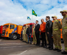  Governador entrega 10 novos caminhões para combate a incêndios 