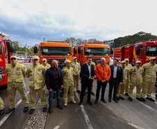  Governador entrega 10 novos caminhões para combate a incêndios 
