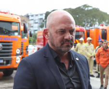  Governador entrega 10 novos caminhões para combate a incêndios 