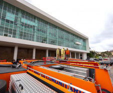  Governador entrega 10 novos caminhões para combate a incêndios 
