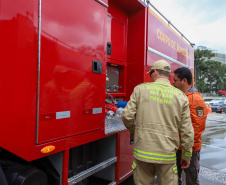  Governador entrega 10 novos caminhões para combate a incêndios 