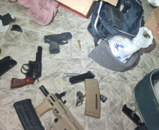 PMPR prende homem com armas e drogas após abordagem em Curitiba