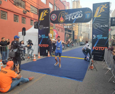 6ª Corrida do Fogo leva mais de duas mil pessoas às ruas de Curitiba