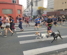 6ª Corrida do Fogo leva mais de duas mil pessoas às ruas de Curitiba