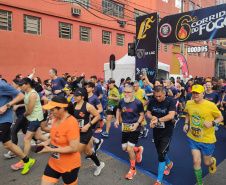 6ª Corrida do Fogo leva mais de duas mil pessoas às ruas de Curitiba