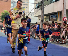 6ª Corrida do Fogo leva mais de duas mil pessoas às ruas de Curitiba