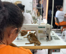 Mulheres privadas de liberdade transformam fardas sem uso em produtos sustentáveis