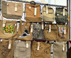 Mulheres privadas de liberdade transformam fardas sem uso em produtos sustentáveis