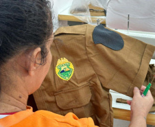 Mulheres privadas de liberdade transformam fardas sem uso em produtos sustentáveis