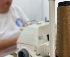 Mulheres privadas de liberdade transformam fardas sem uso em produtos sustentáveis