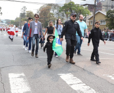 Desfile com milhares de pessoas festeja os 202 anos da Independência do Brasil