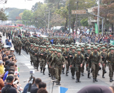 Desfile com milhares de pessoas festeja os 202 anos da Independência do Brasil