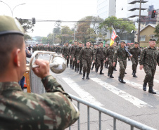 Desfile com milhares de pessoas festeja os 202 anos da Independência do Brasil