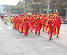 Desfile com milhares de pessoas festeja os 202 anos da Independência do Brasil