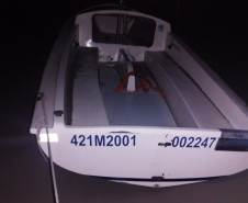 Ação rápida da PMPR garante resgate de tripulantes de veleiro naufragado na Ilha do Mel