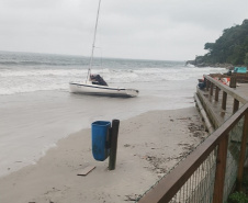 Ação rápida da PMPR garante resgate de tripulantes de veleiro naufragado na Ilha do Mel