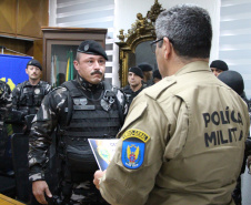 PMPR homenageia policiais do BPRONE por atuação em ocorrência de alto risco