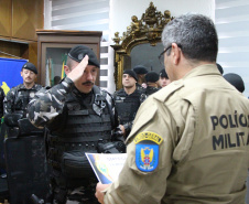 PMPR homenageia policiais do BPRONE por atuação em ocorrência de alto risco