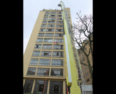 Corpo de Bombeiros simula resgate em altura e chama a atenção no centro de Curitiba