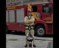 Corpo de Bombeiros simula resgate em altura e chama a atenção no centro de Curitiba