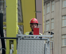 Corpo de Bombeiros simula resgate em altura e chama a atenção no centro de Curitiba