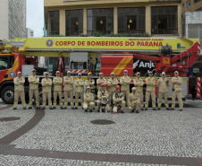 Corpo de Bombeiros simula resgate em altura e chama a atenção no centro de Curitiba