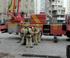 Corpo de Bombeiros simula resgate em altura e chama a atenção no centro de Curitiba