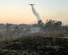 Aviões contratados pelo Estado reforçam combates a dois incêndios em Ponta Grossa