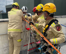 Bombeiros resgatam mulher que ficou pendurada em 9º andar de prédio em Curitiba
