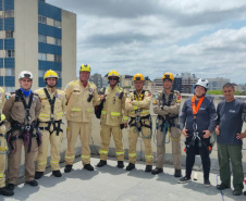 Bombeiros resgatam mulher que ficou pendurada em 9º andar de prédio em Curitiba