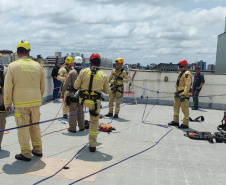 Bombeiros resgatam mulher que ficou pendurada em 9º andar de prédio em Curitiba