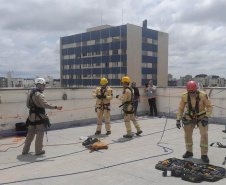 Bombeiros resgatam mulher que ficou pendurada em 9º andar de prédio em Curitiba