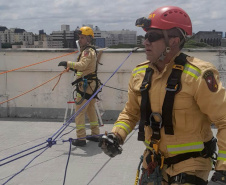 Bombeiros resgatam mulher que ficou pendurada em 9º andar de prédio em Curitiba