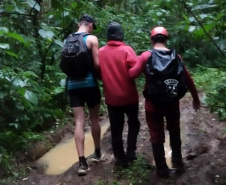CBMPR encontra jovens que estavam perdidos em trilha de Campina Grande do Sul