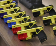 Estado compra 1,4 mil armas não letais para auxiliar trabalho das forças de segurança