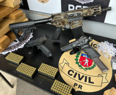 PCPR apreende 20 kg de maconha e fuzil em operação contra tráfico em Curitiba