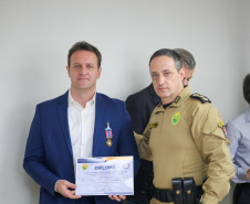 Secretário Hudson recebe medalha de honra ao mérito do Colégio da Polícia Militar de Pato Branco 