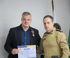 Secretário Hudson recebe medalha de honra ao mérito do Colégio da Polícia Militar de Pato Branco 